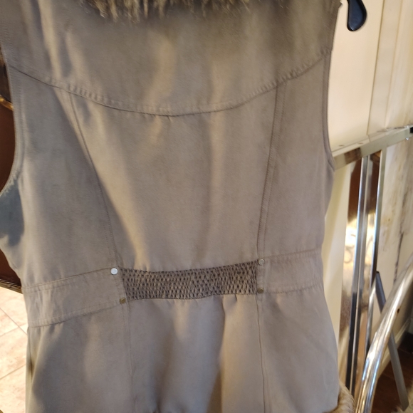 Women's Gray Faux Fur Vest - Picture 9 of 9